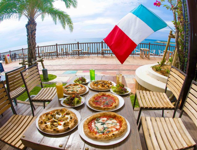 イタリアをイメージさせる
カラフルな海沿いの遊歩道に、
ピッツェリア バール アリッチャはあります。
美味しいピッツァを食べながら、潮風を感じて下さい。