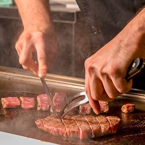 肉本来の旨みを堪能できる
『もとぶ牛ももステーキセット』
もとぶ牛の持つ、
肉本来のジューシーな味わいと、
食べごたえを堪能できる
贅沢なステーキセット。
その柔らかな美味しさを
心ゆくまで味わうことができます。