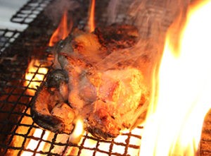 【炭火で引き出す豚の旨味】
『佳風』イチオシの逸品「県産豚肩ロースの炭火焼」。あぐー豚など、暖かい沖縄でのびのび育った豚を使っています。一度焼いたものをアルミホイルで包み、備長炭でじっくり中まで火を通すことで、より旨味が濃厚に。甘みのある脂身が口の中で溶ける瞬間はまさに至福といえます♪