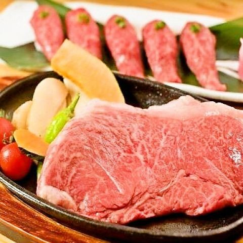 沖縄県産和牛がお好みの食べ方で♪
石垣牛、もとぶ牛、山城牛など仕入れによって
変わるのも楽しみの一つです♪
ステーキ、たたき、炙り握りなどなど、、リピーターさん続出ですよ‼