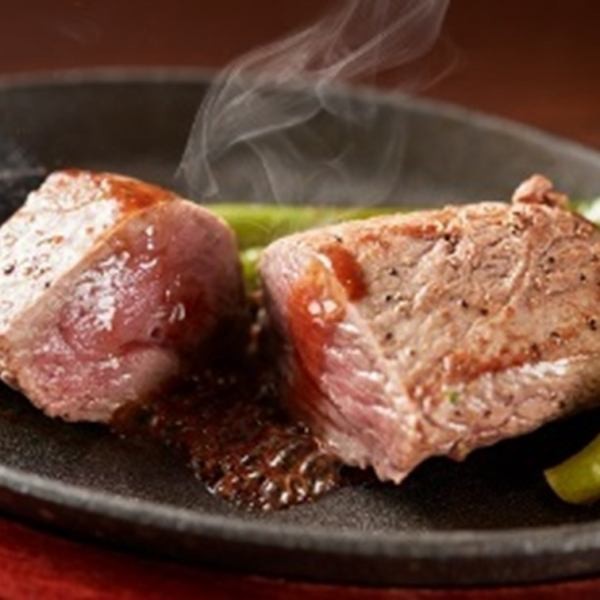 KikuNikuステーキは赤身肉の中でも特に柔らかさも堪能できるランプを使用。
高級ステーキ肉の代表格「サーロイン」に続く、
腰からお尻にかけての大きな赤身の部分です。
モモ肉の特に柔らかい旨みのある部分で、
サシ（霜）が入りにくい一方、肉のキメは細かく、
一度ハマったらやめられない、肉本来の旨みを実感できます♪