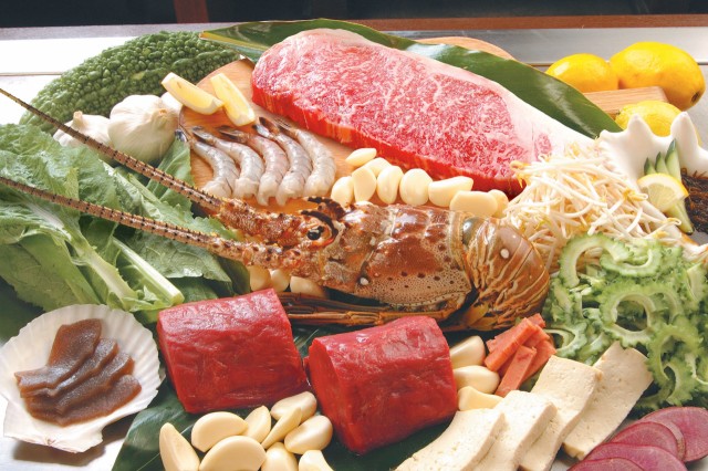 ここでしか食べれない贅沢なフルコース♪
甲殻類の代表とも言える伊勢海老と
沖縄県といえばステーキまで幅広く取り扱っております。
鮮度抜群で目の前で料理してくれるのは圧巻です！！