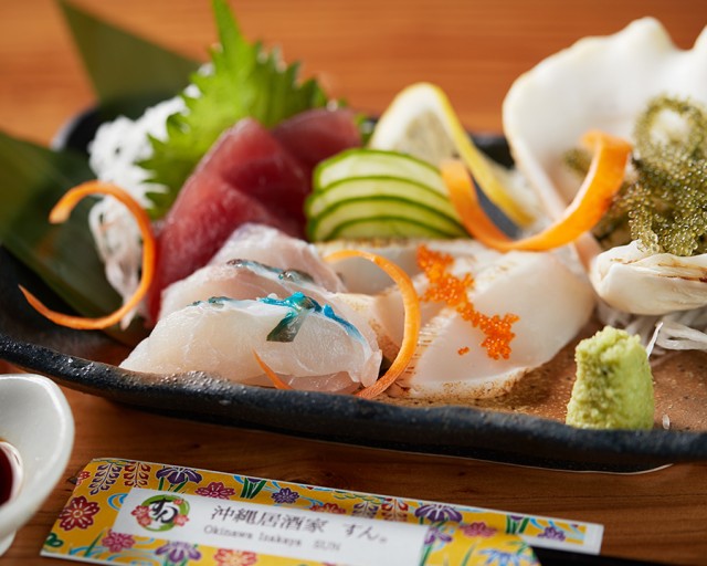 厳選した新鮮な沖縄の魚を使用したお刺身の盛り合わせ♪
このクオリティーとこの味でなんと500円１１
