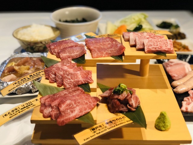 沖縄焼肉 極上牛では、A5ランクの国産和牛、県産和牛、ブランド豚をご提供しています。また、日本三大和牛：A5等級 神戸牛、特選和牛：A5等級 石垣牛、県産ブランド和牛：A5等級 もとぶ牛、鹿児島県産ブランド豚：幸福豚、などもご堪能頂ける為、おひとり様から団体様、地元客や観光客どなたでも上質なお肉を楽しむことができます。